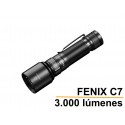 Linterna Fénix C7 de 3000 lúmenes, recargable y alto rendimiento.